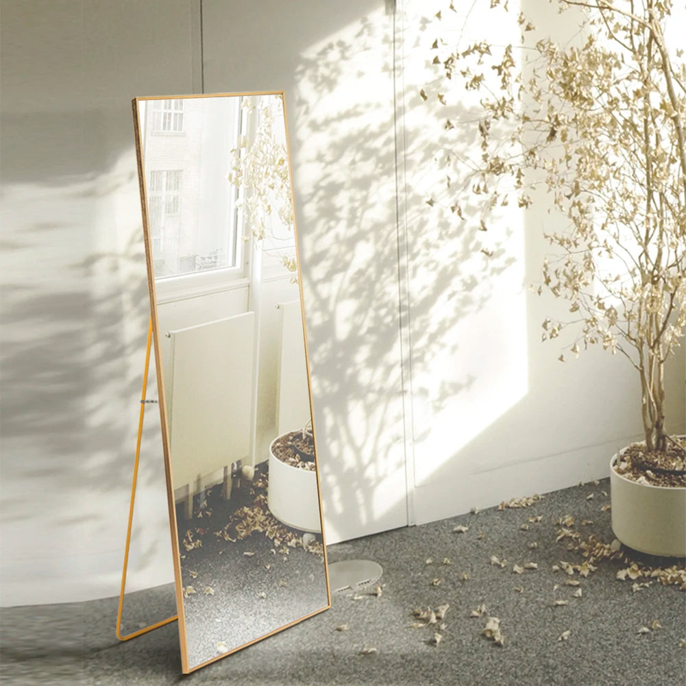 Miroir psyché doré Nesty - Posé au sol sur pied dépliant, en extérieur ensoleillé près d'une plante