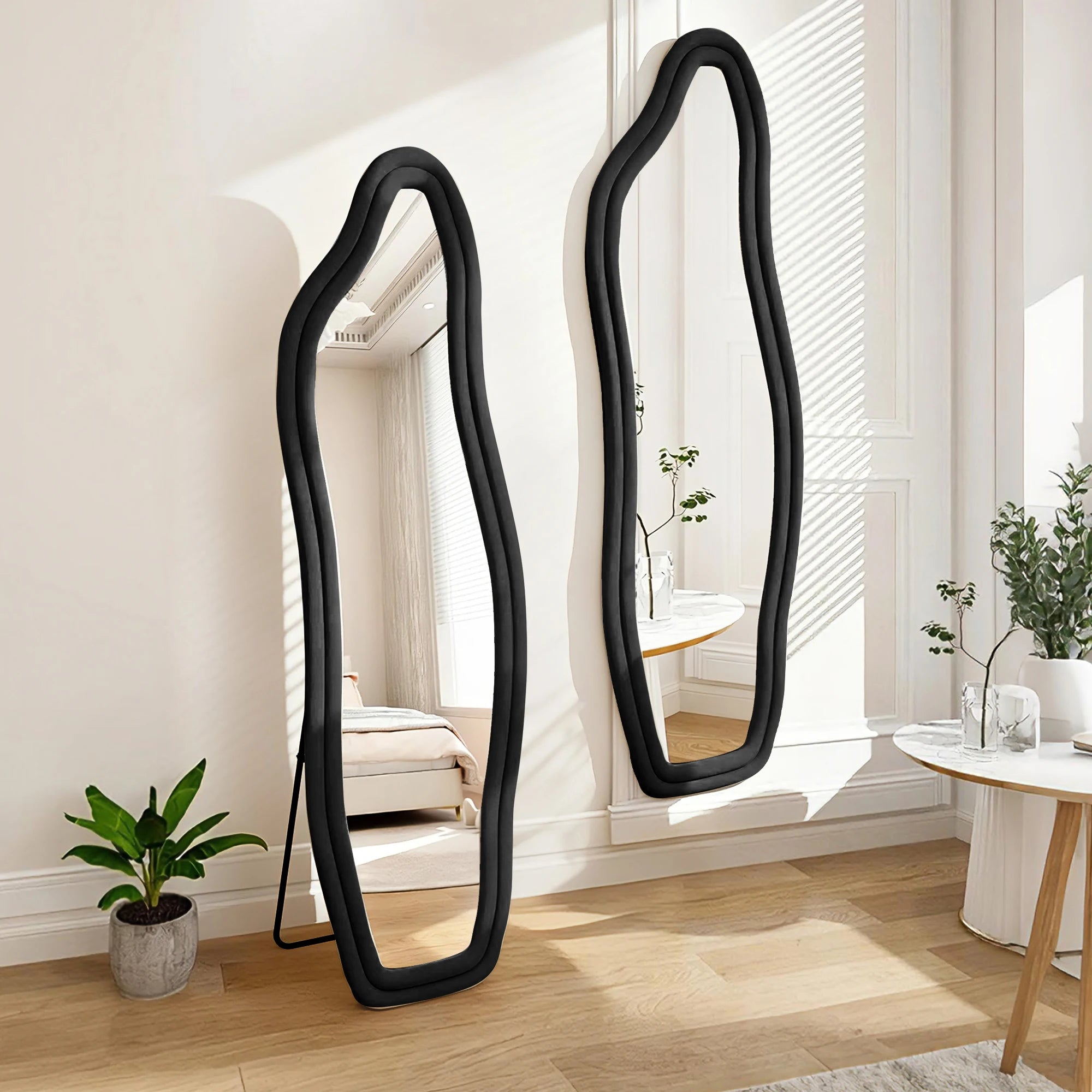 Miroir psyché ondulé Nesty - Deux modèles posés côte à côte, l'un au mur, l'autre au sol