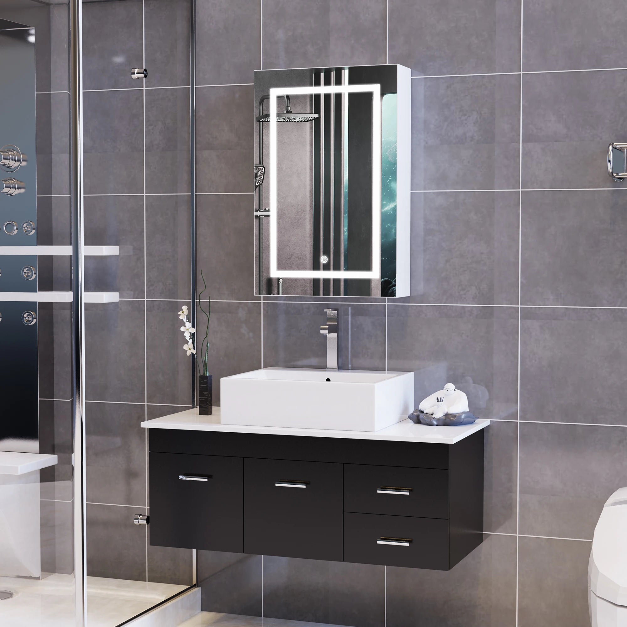 Armoire miroir de salle de bain avec éclairage LED Nesty - Installée au-dessus d'un meuble vasque noir, dans salle de bain carrelée grise