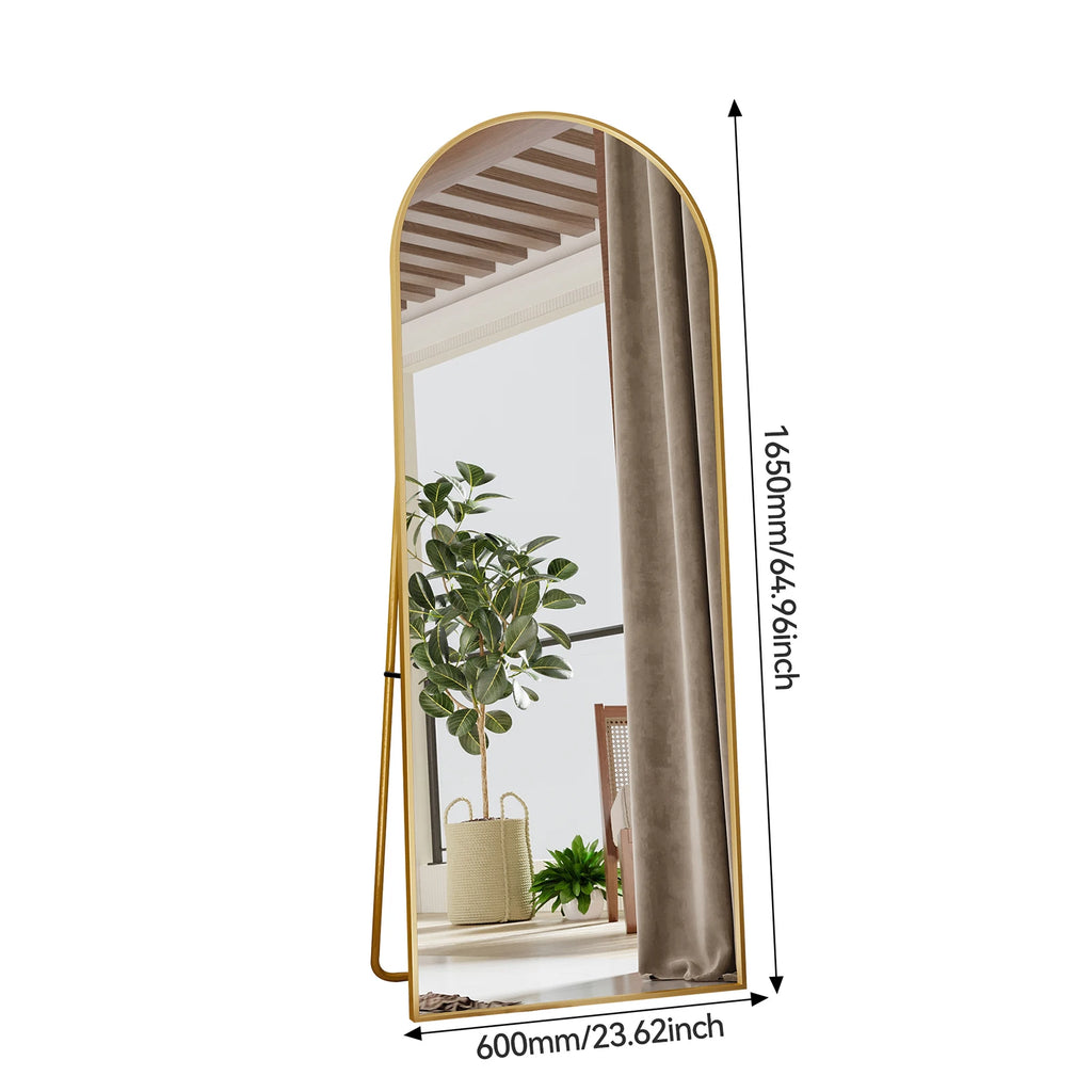 Miroir psyché cintré doré Nesty - Sur pied, schéma des dimensions, 160 cm de haut sur 60 cm de large, appuyé dans une chambre avec plante et rideau