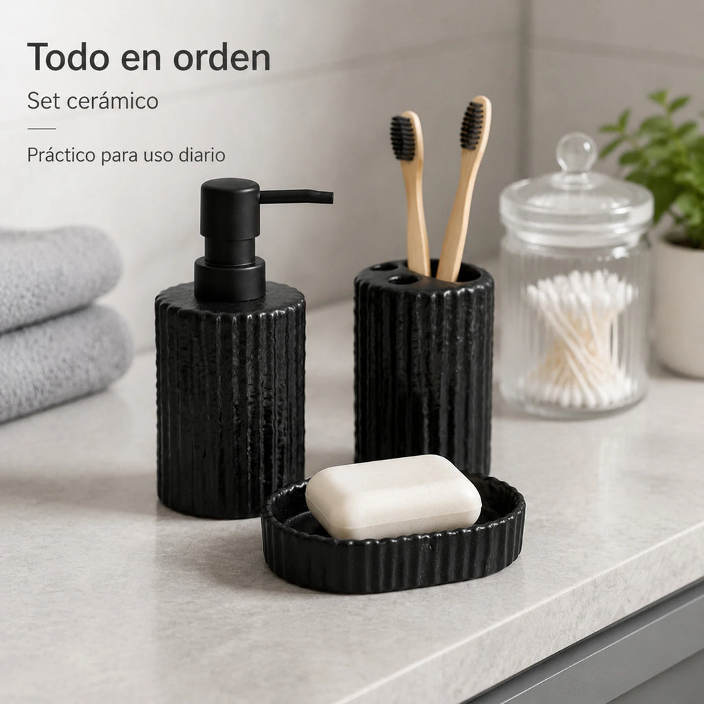 Set céramique noir côtelé sur un plan de vasque : distributeur de savon, porte-brosses à dents avec brosses en bambou et porte-savon avec savon - Nesty