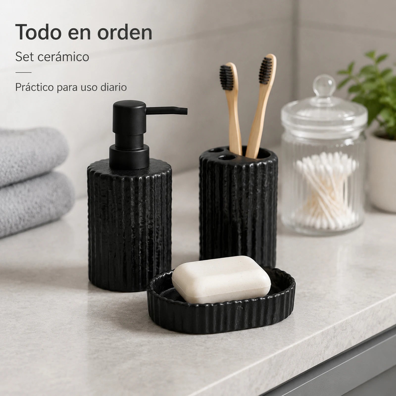 Set céramique noir côtelé sur un plan de vasque : distributeur de savon, porte-brosses à dents avec brosses en bambou et porte-savon avec savon - Nesty
