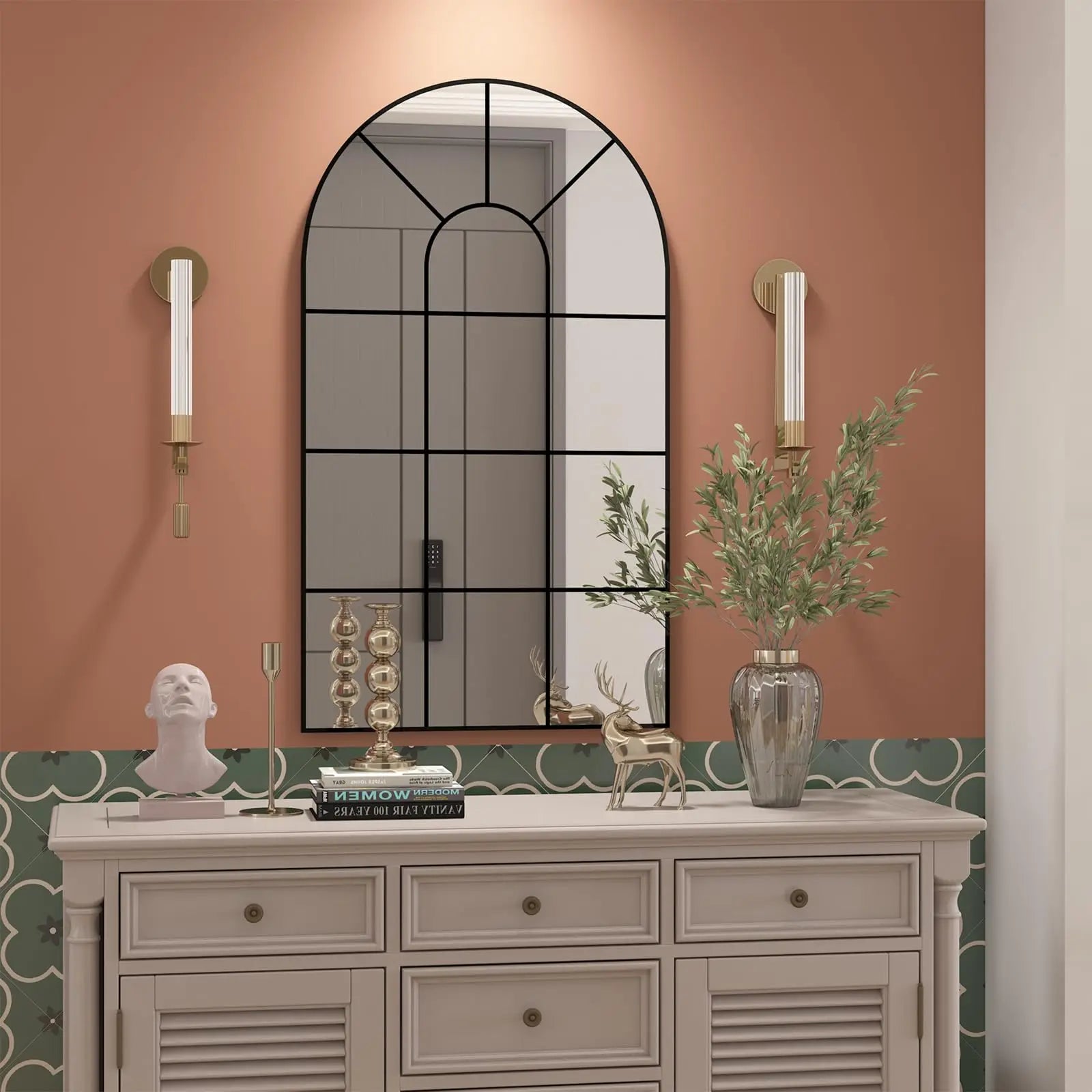 Miroir fenêtre cintré Nesty - Cadre noir rustique, miroir fenêtre cintré cadre noir rustique accroché sur un mur terracotta, au-dessus d'une commode blanche avec accessoires dorés
