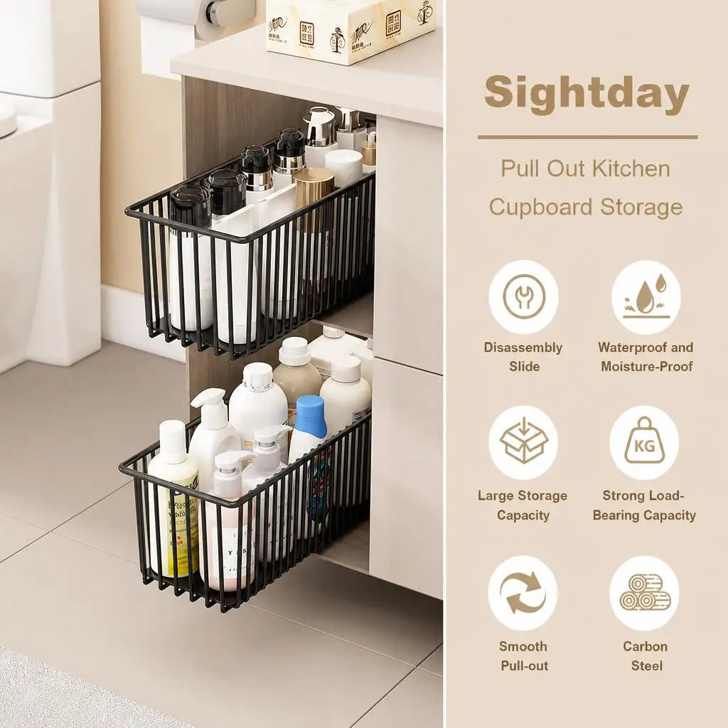 Lot de 2 paniers coulissants en acier pour rangement de cuisine Nesty, paniers installés sous un meuble de salle de bain garnis de flacons de toilette, texte de marque en anglais