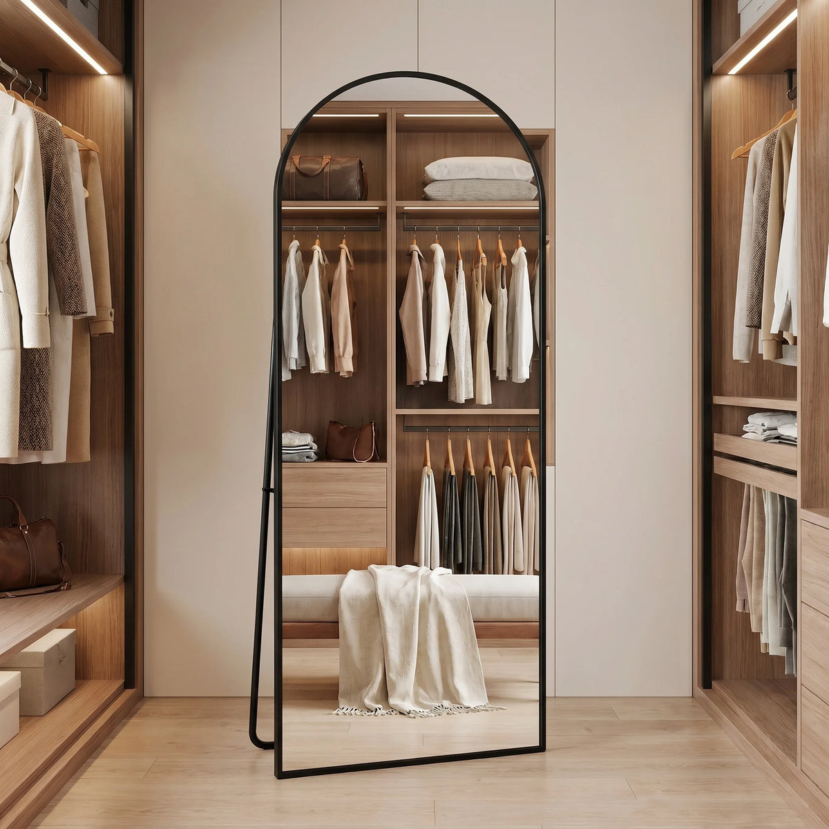 Miroir psyché cintré Nesty - Cadre noir dans un dressing, reflet d'une penderie avec vêtements et sacs