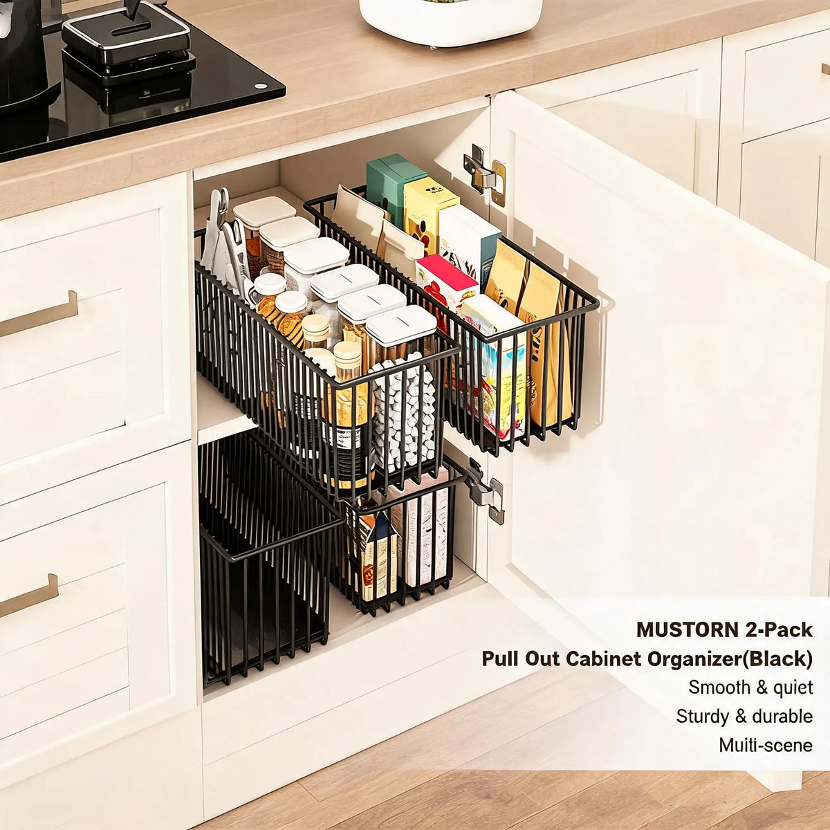Lot de 2 paniers coulissants en acier pour rangement de cuisine Nesty, paniers installés dans un meuble de cuisine garnis de bocaux et boîtes, texte MUSTORN 2-Pack Pull Out Cabinet Organizer