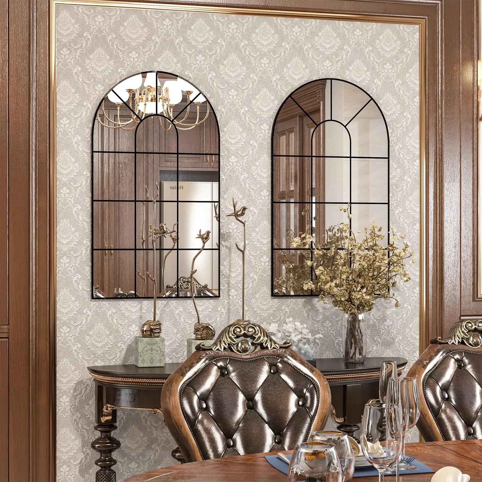 Miroir fenêtre cintré Nesty - Cadre noir rustique, deux miroirs identiques accrochés côte à côte sur un mur à motifs damassés, dans une salle à manger