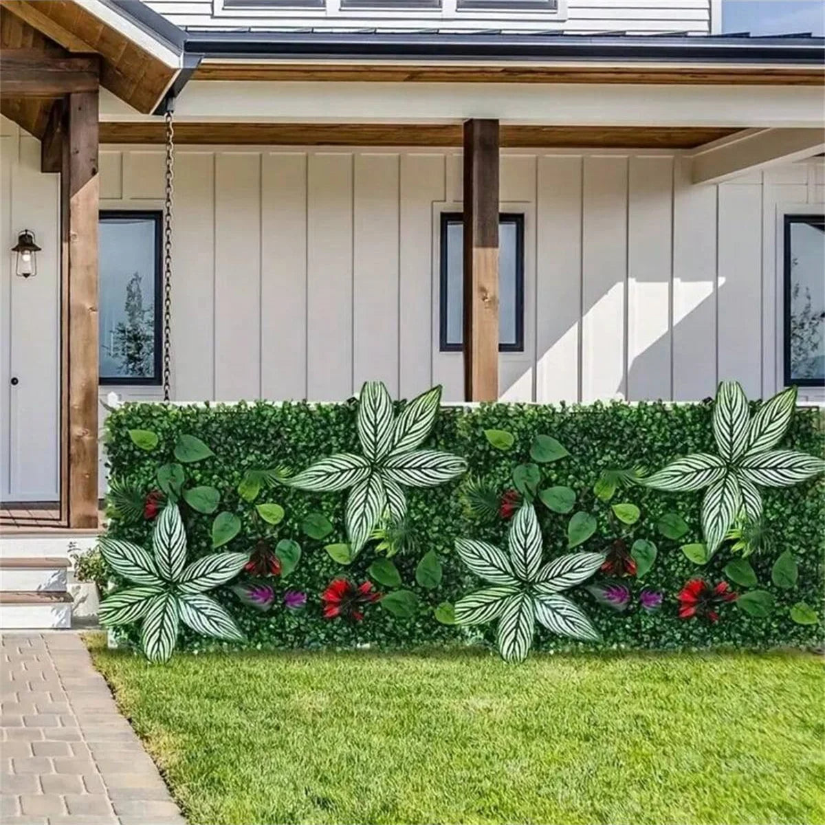 Panneau mural végétal artificiel Nesty - Installé en clôture extérieure avec grandes feuilles décoratives