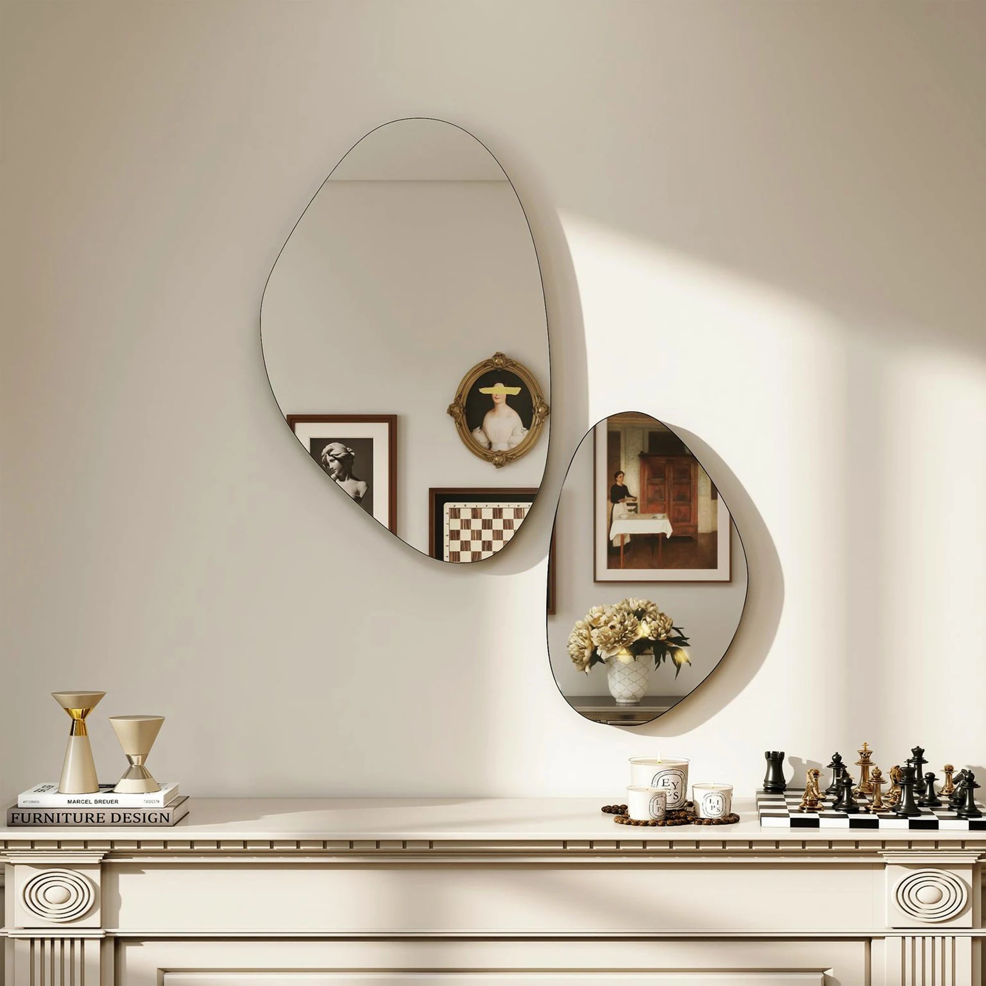 Duo de miroirs galets asymétriques à fin cadre métal, au-dessus d'une cheminée avec échiquier et bougies - Nesty
