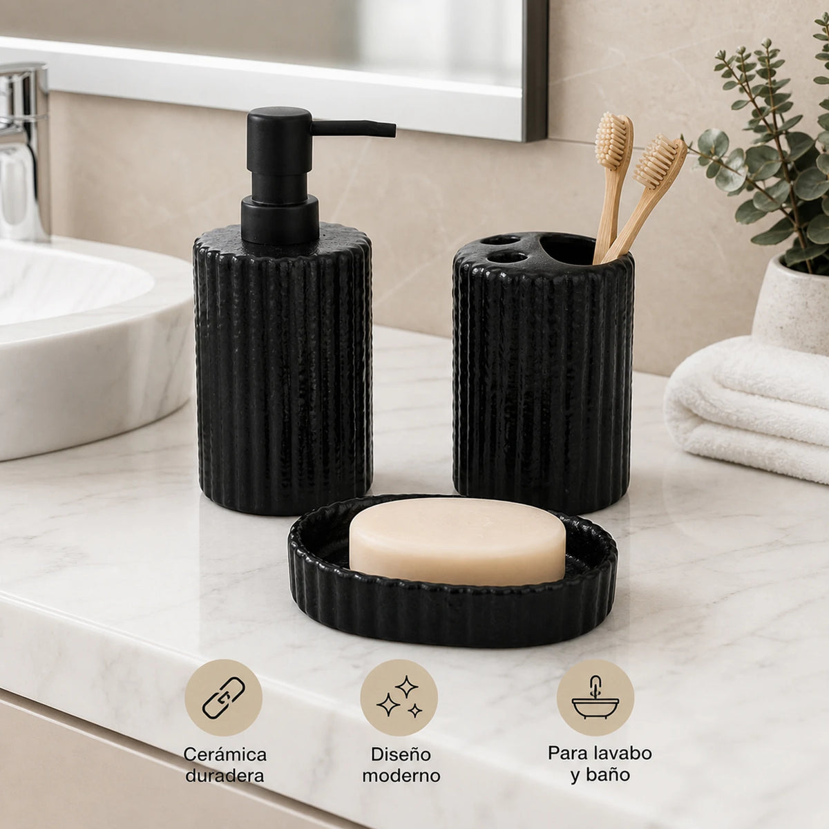 Set céramique noir côtelé dans une salle de bain en marbre : distributeur de savon, porte-brosses à dents et porte-savon avec savon - Nesty