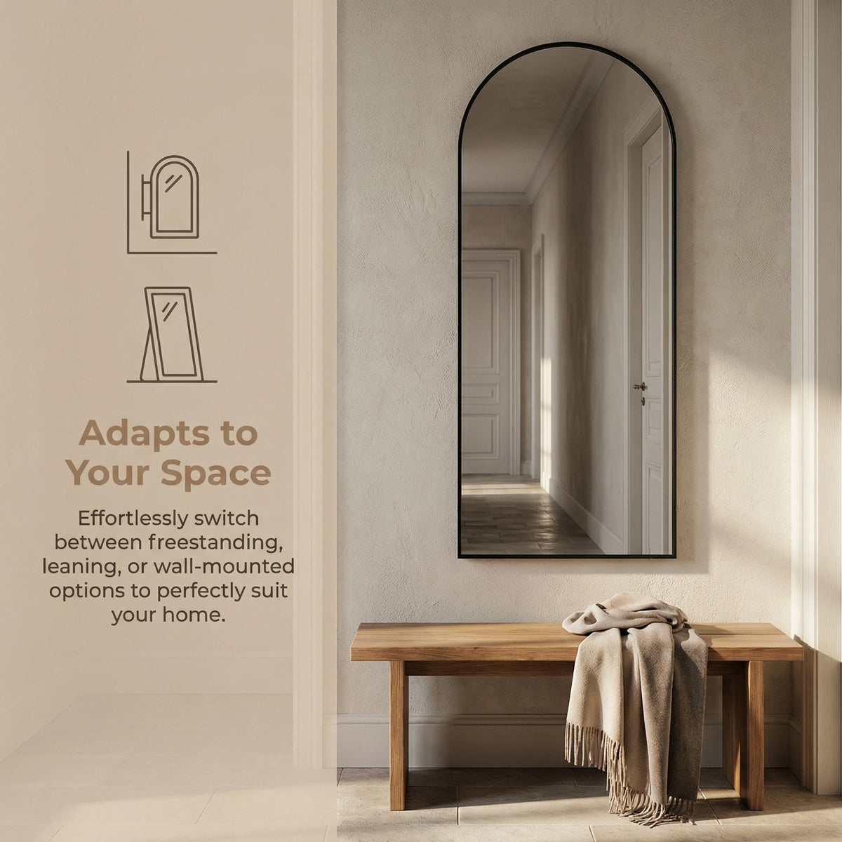Miroir sur pied cintré noir Nesty - Support intégré, pictogrammes usage mural et en appui, miroir accroché au mur dans une entrée avec banc en bois