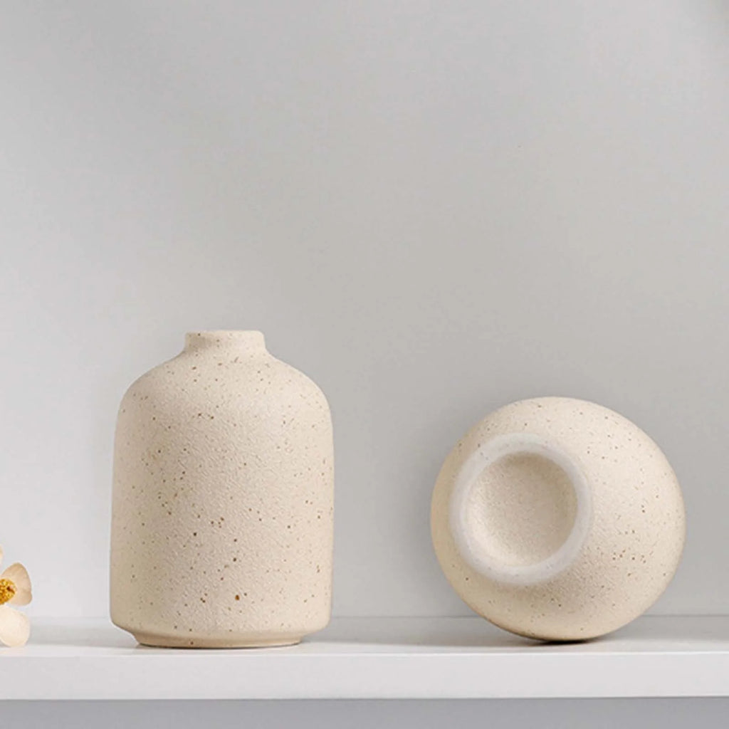 Vase en céramique bohème Nesty - Deux formes beige moucheté, cylindrique debout et ronde couchée, sur étagère