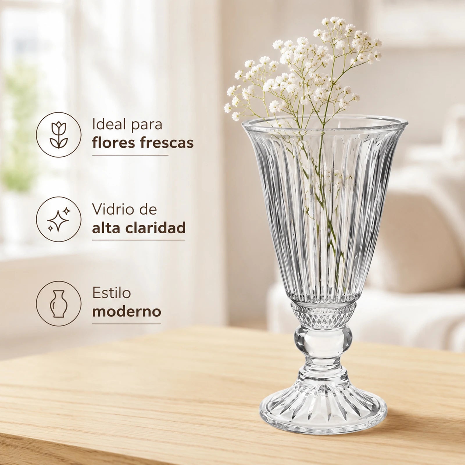 Vase en verre à relief vertical, style vintage sculpté - Nesty - Vase évasé sur pied en verre cannelé avec brins de gypsophile blanche, posé sur une table en bois clair