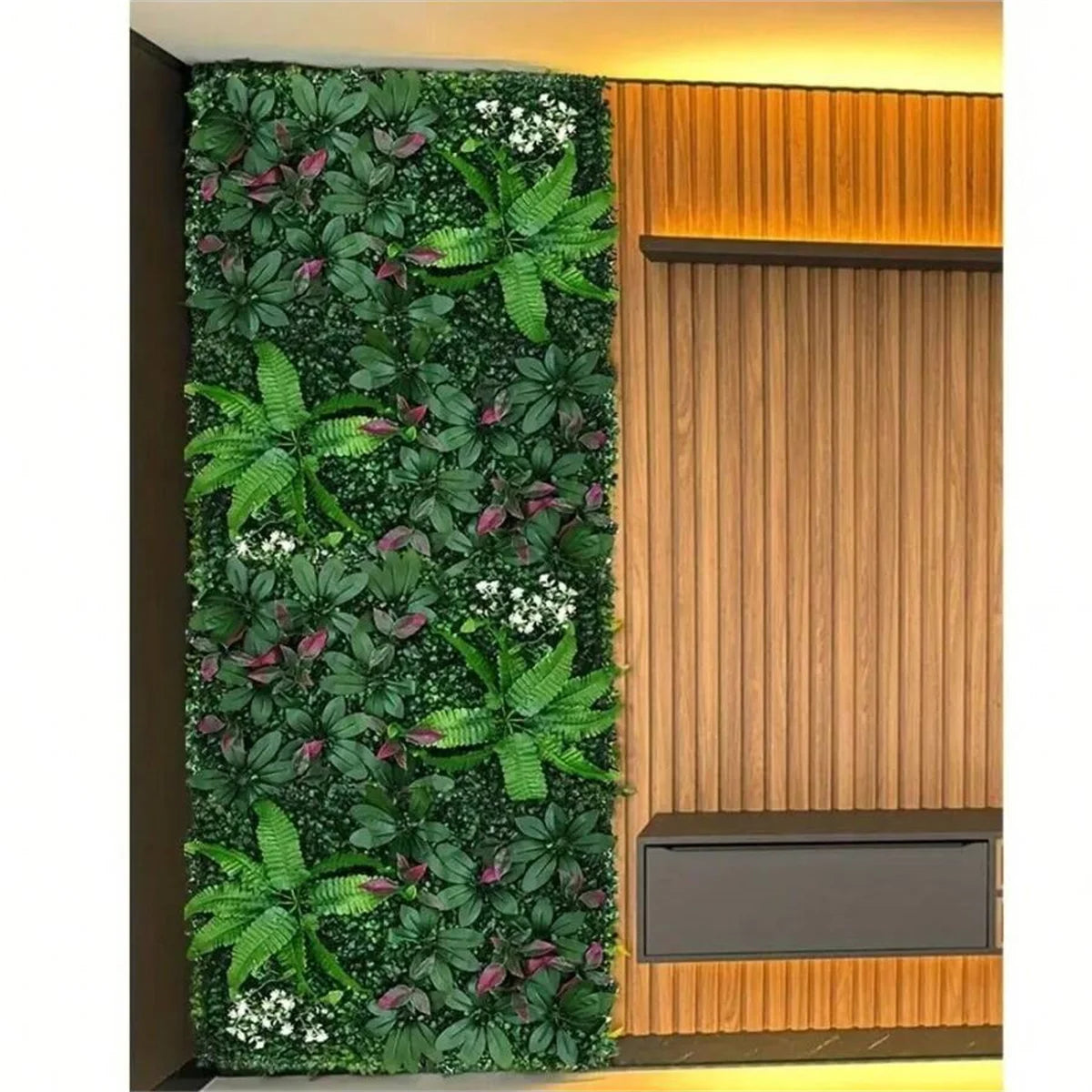 Panneau mural végétal artificiel Nesty - Installé sur un mur intérieur près d'un lambris bois