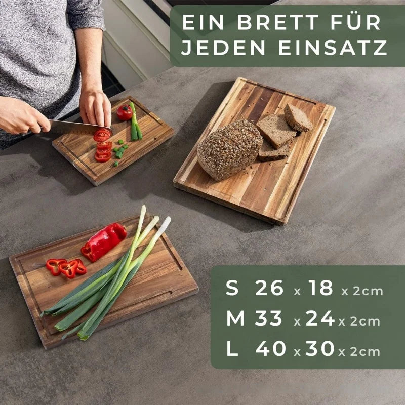 Set de 3 planches à découper en chêne avec rigole à jus Nesty, mains découpant des légumes, planche garnie de pain, dimensions S/M/L en cm, texte en allemand