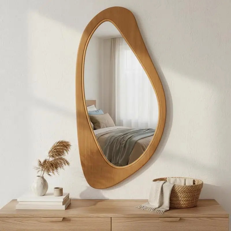 Miroir mural galbé Nesty - Cadre bois clair au-dessus d'une commode, reflet d'un rideau et panier tressé