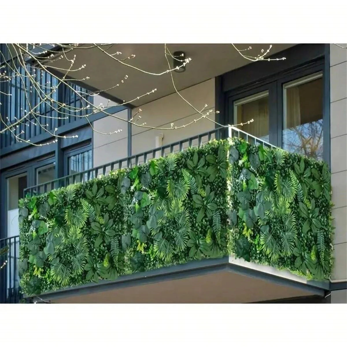 Panneau mural végétal artificiel Nesty - Installé sur un garde-corps de balcon avec guirlande lumineuse