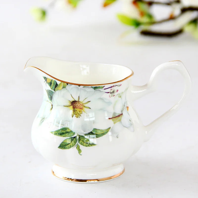 Pot à lait en porcelaine fine, style européen, 170ml Nesty, motif floral peint et liseré doré, sur table blanche avec branches en fond