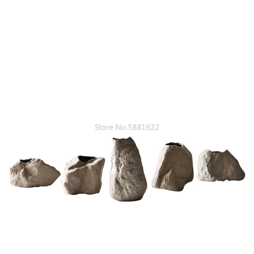 Vase en céramique et pierre, forme organique moderne Nesty, cinq vases en forme de pierre brute de tailles et formes différentes, alignés sur fond blanc