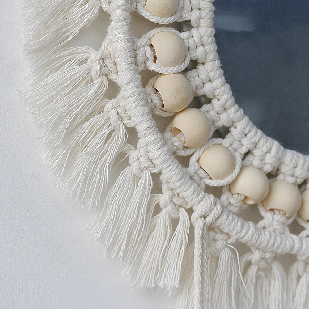 Miroir mural macramé, gros plan sur les perles en bois et les franges du cadre tressé - Nesty