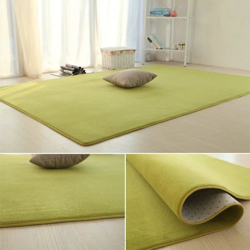 Tapis en velours corail uni Nesty - Plusieurs coloris, coloris vert anis dans un salon lumineux