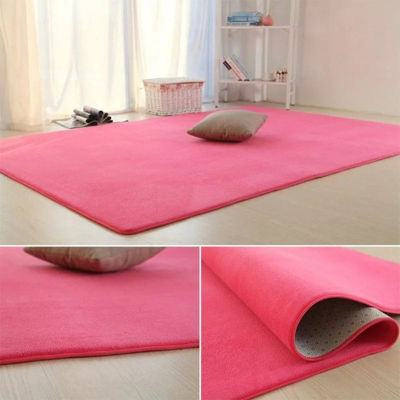 Tapis en velours corail uni Nesty - Plusieurs coloris, coloris rose fuchsia avec un coin replié montrant l'envers antidérapant