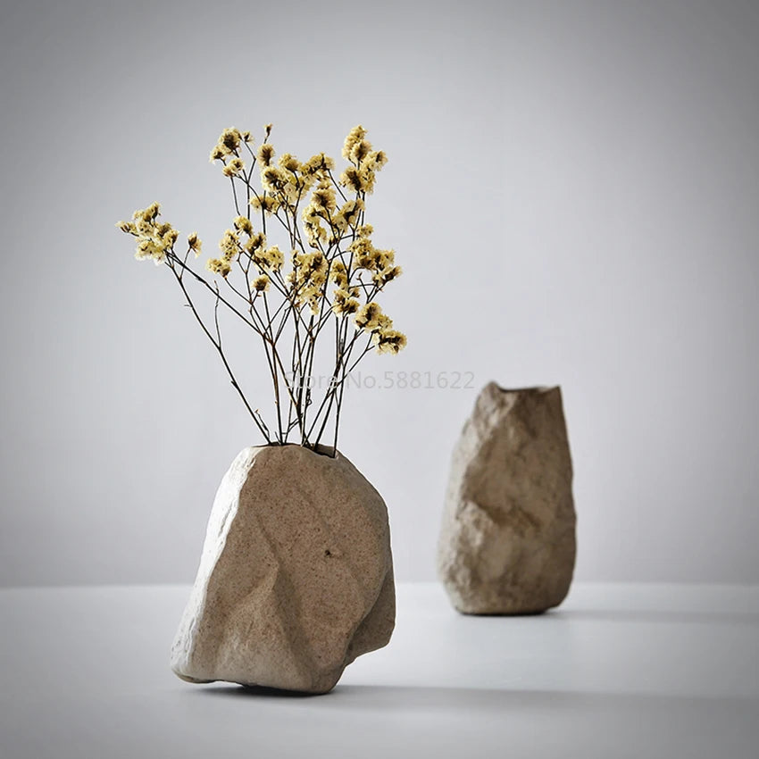 Vase en céramique et pierre, forme organique moderne Nesty, deux vases imitant des pierres brutes beiges, l'un garni de fleurs séchées jaunes, sur fond gris