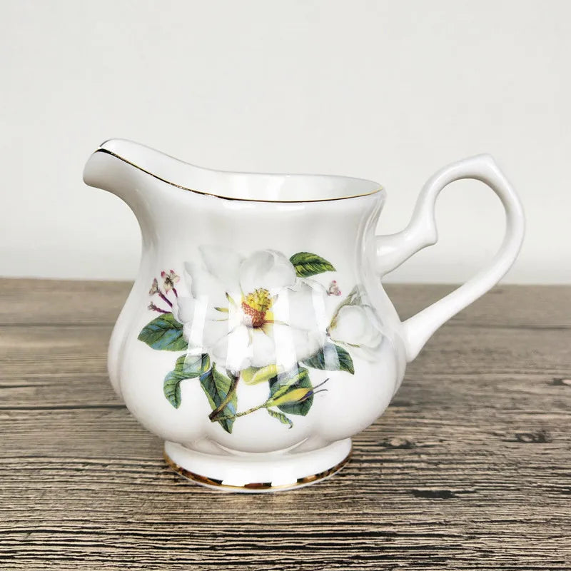 Pot à lait en porcelaine fine, style européen, 170ml Nesty, vue de face sur table en bois, fond blanc