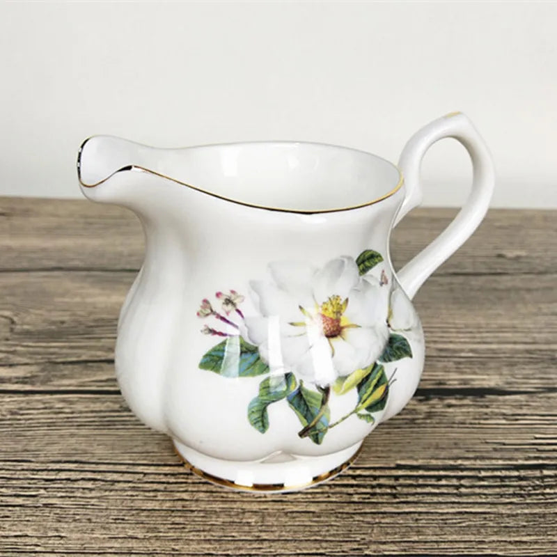 Pot à lait en porcelaine fine, style européen, 170ml Nesty, vue de face rapprochée sur table en bois, motif floral détaillé