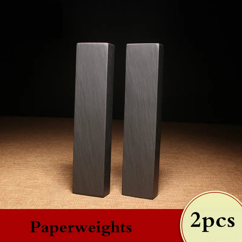Duo de presse-papiers rectangulaires en pierre noire debout, sur fond toile beige, mention '2pcs Paperweights' - Nesty