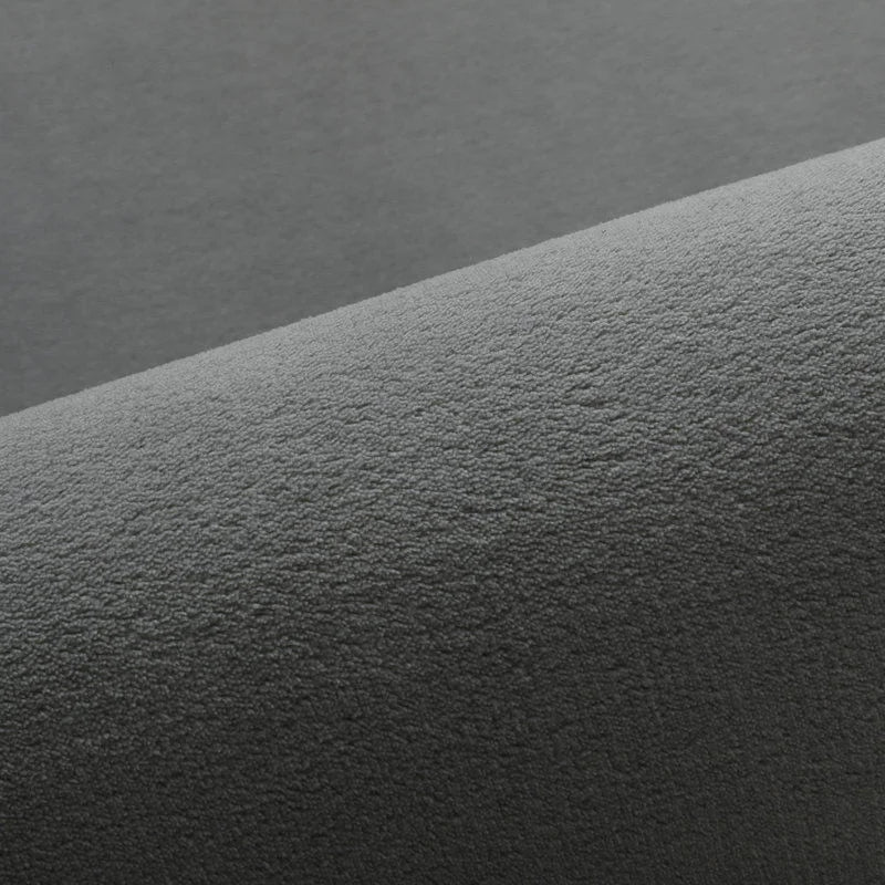 Tapis en velours corail uni Nesty - Plusieurs coloris, gros plan sur la texture veloutée gris foncé