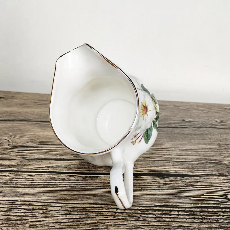 Pot à lait en porcelaine fine, style européen, 170ml Nesty, vue de dessus en angle, intérieur blanc visible