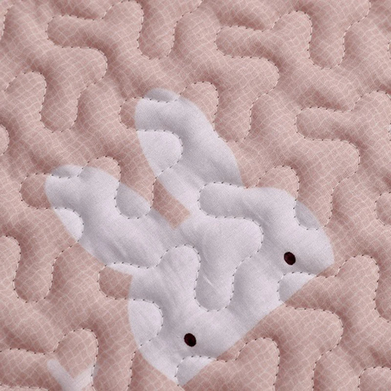 Tapis épais pour bébé — coin jeux - Nesty, gros plan sur la texture matelassée et le motif lapin rose