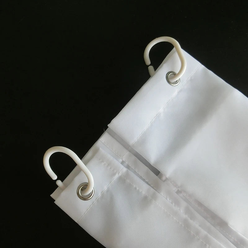 Rideau de douche blanc épais Nesty - Gros plan sur les crochets blancs et les œillets métalliques, fond noir