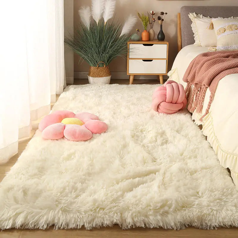 Grand tapis moelleux à poils longs - Nesty, coloris ivoire au pied d'un lit avec coussins fleur et nœud roses