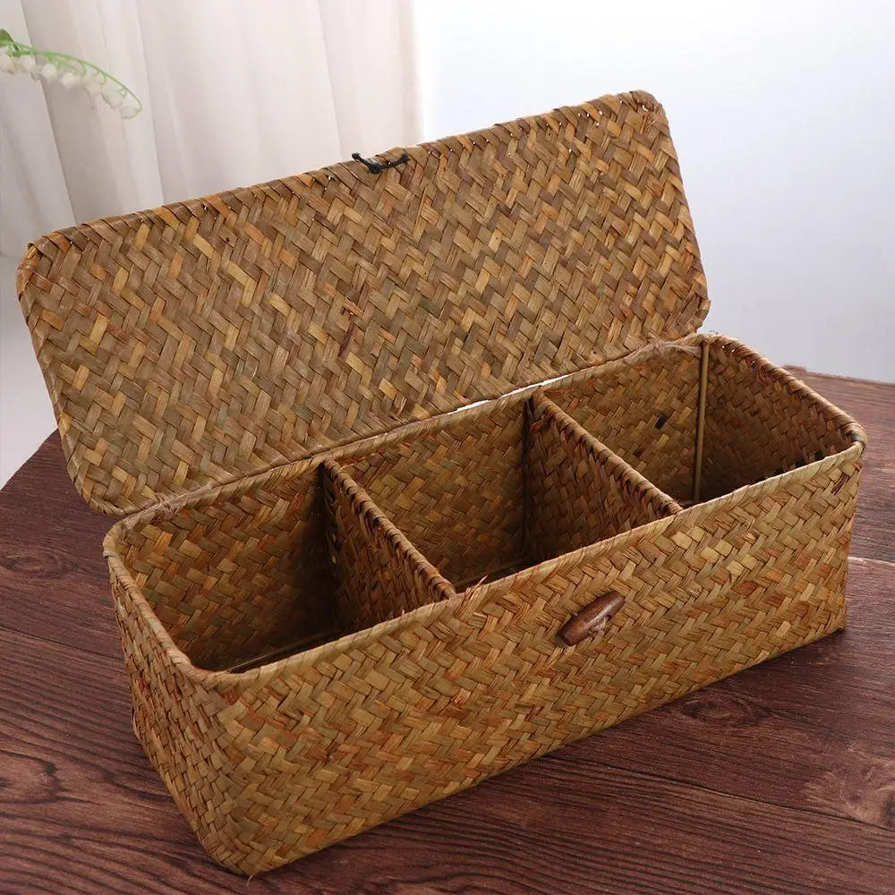 Panier de rangement tressé à 3 compartiments avec couvercle Nesty, boîte ouverte vide montrant les trois compartiments, sur table en bois foncé