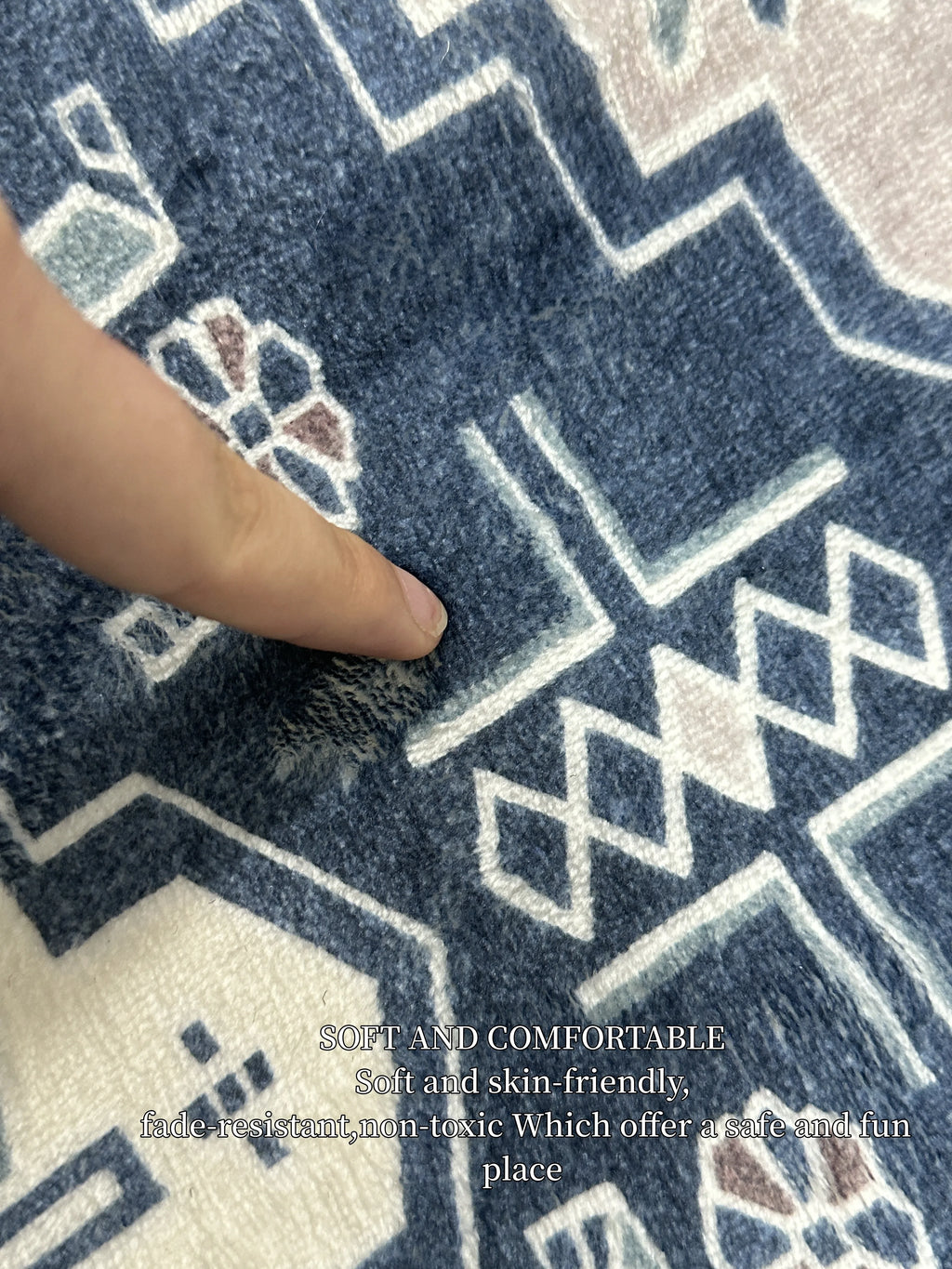 Tapis de cuisine à motif géométrique sobre - Nesty, gros plan sur un motif géométrique bleu marine et blanc avec un doigt posé dessus