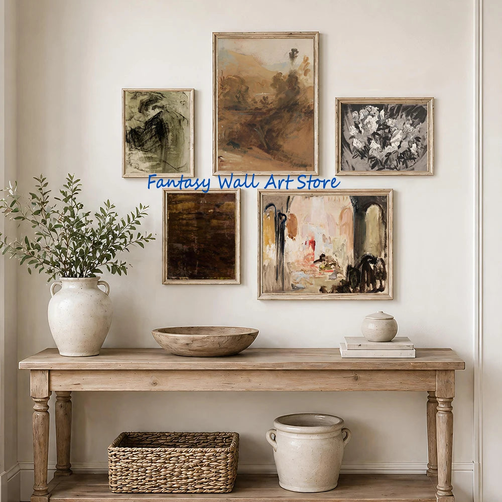 Toile imprimée abstraite terreuse Nesty - Cinq tableaux abstraits encadrés aux tons beige et brun au-dessus d'une console en bois