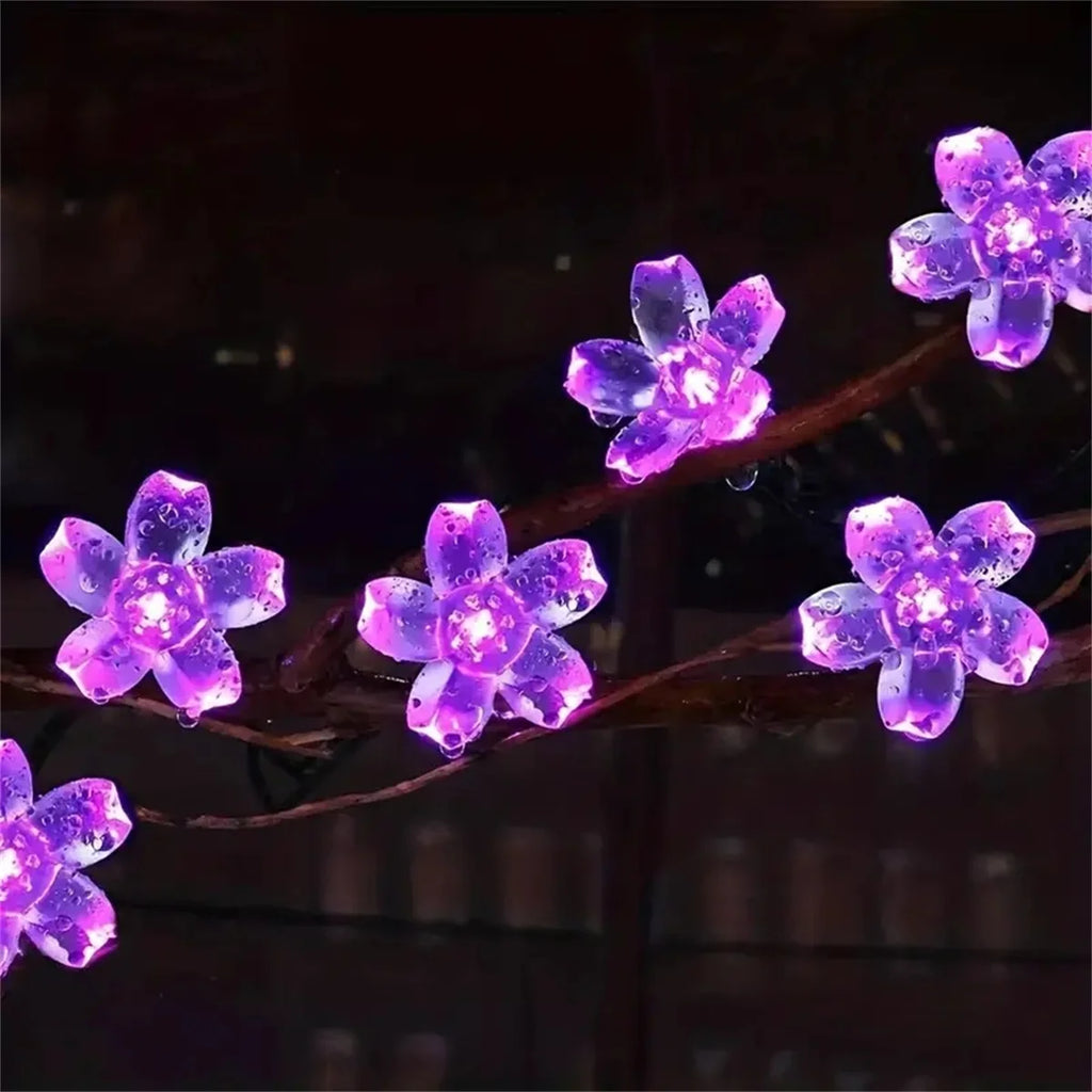 Guirlande solaire fleurs violettes Nesty - Enroulée autour d'une branche en extérieur