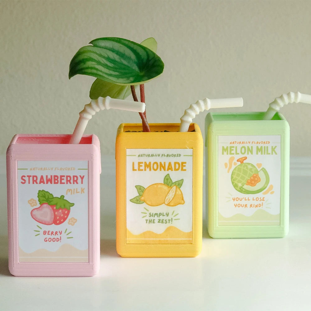 Vase céramique forme brique de jus, style rétro - Nesty - Trois petits vases imitation brique de boisson aux couleurs rose fraise, jaune citron et vert melon, avec pailles et plante grasse