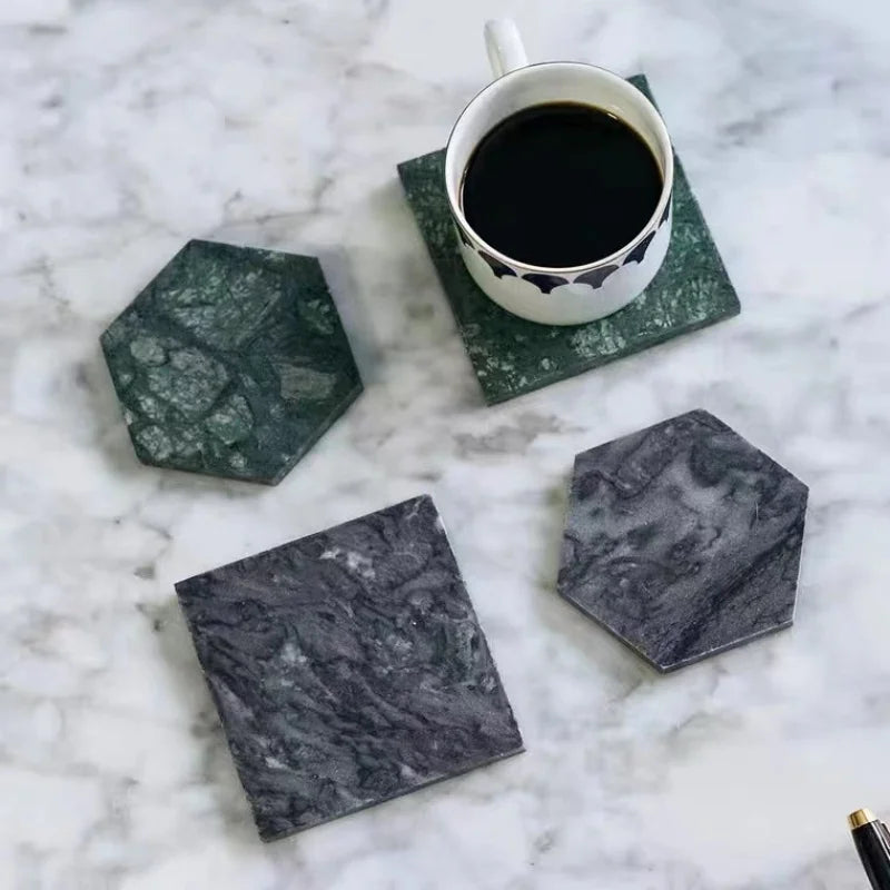 Dessous de verre scandinave en marbre vert et gris, formes hexagonale et carrée, avec tasse de café - Nesty