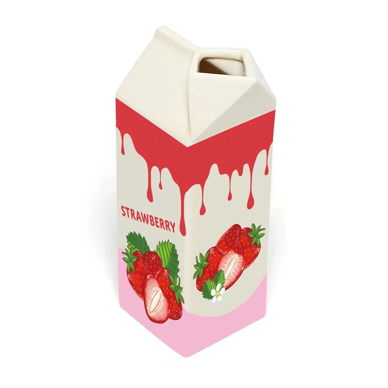 Vase céramique forme brique de jus, style rétro - Nesty - Vase blanc et rose imitation brique de lait fraise, motif fraises et coulures rouges, fond blanc