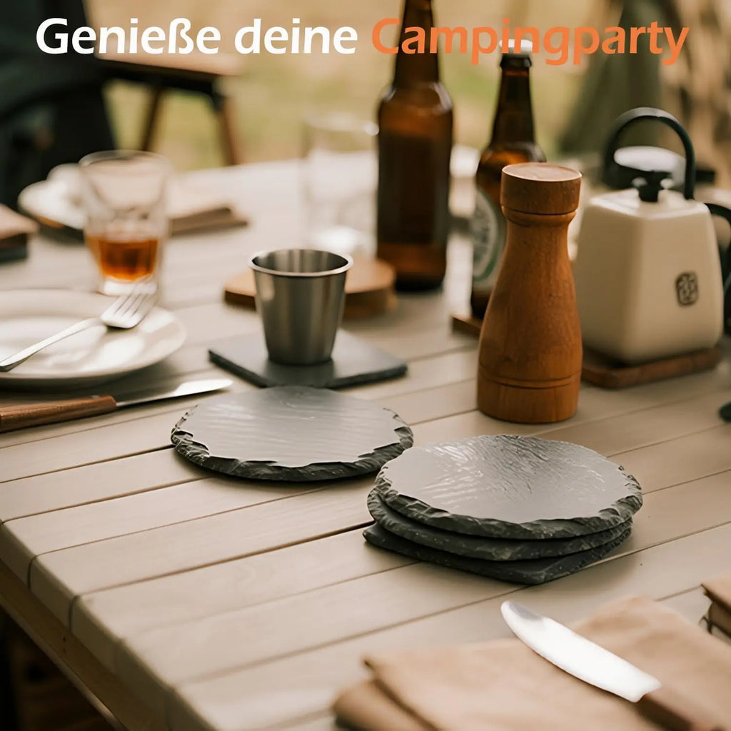 Dessous de verre en ardoise naturelle sur une table de camping avec bières, gobelet inox et bouilloire - Nesty