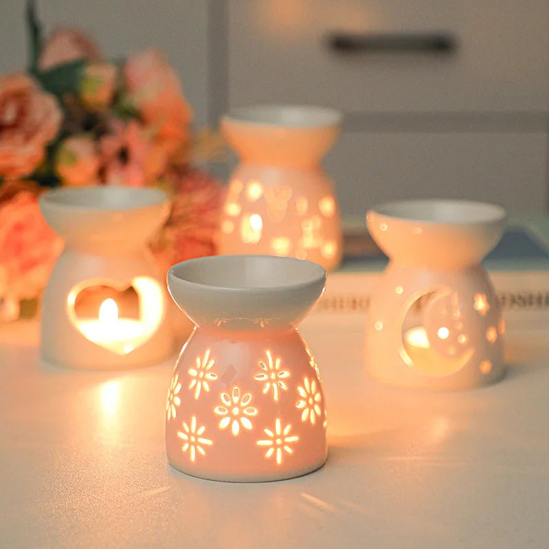 Brûle-encens en céramique blanche Nesty - Quatre modèles à motifs ajourés coeur, fleur et lune, bougies allumées