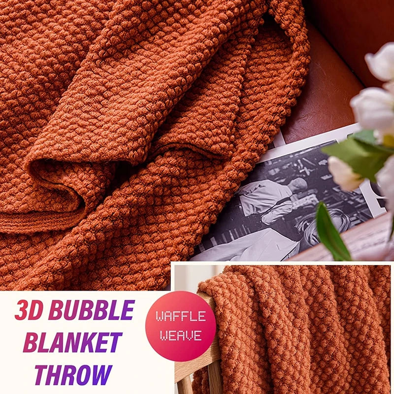 Plaid tricoté terracotta Nesty - Gros plan sur la texture 3D gaufrée effet nid d'abeille