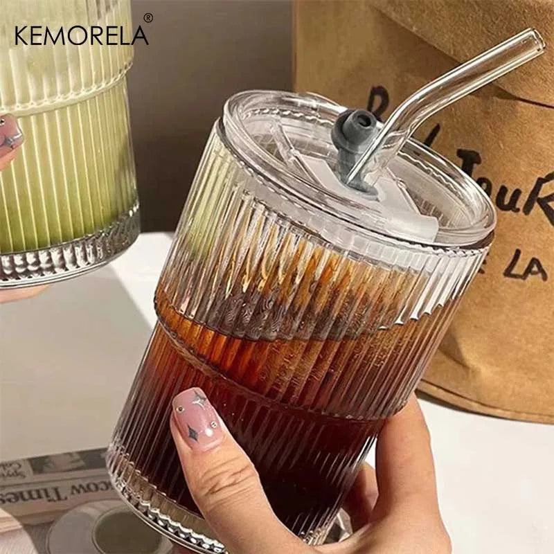 Verre à rayures en verre transparent Nesty - Tenu en main rempli de café glacé stratifié, avec couvercle et paille coudée