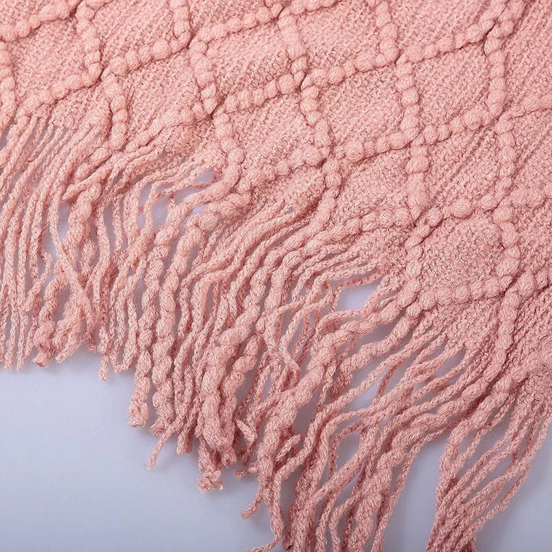Plaid tricoté épais rose Nesty - Gros plan sur les franges tressées et le motif losanges perlés