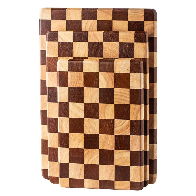 Planche à découper réversible en bois d'hévéa Nesty, trois tailles de planches à damier empilées, fond blanc