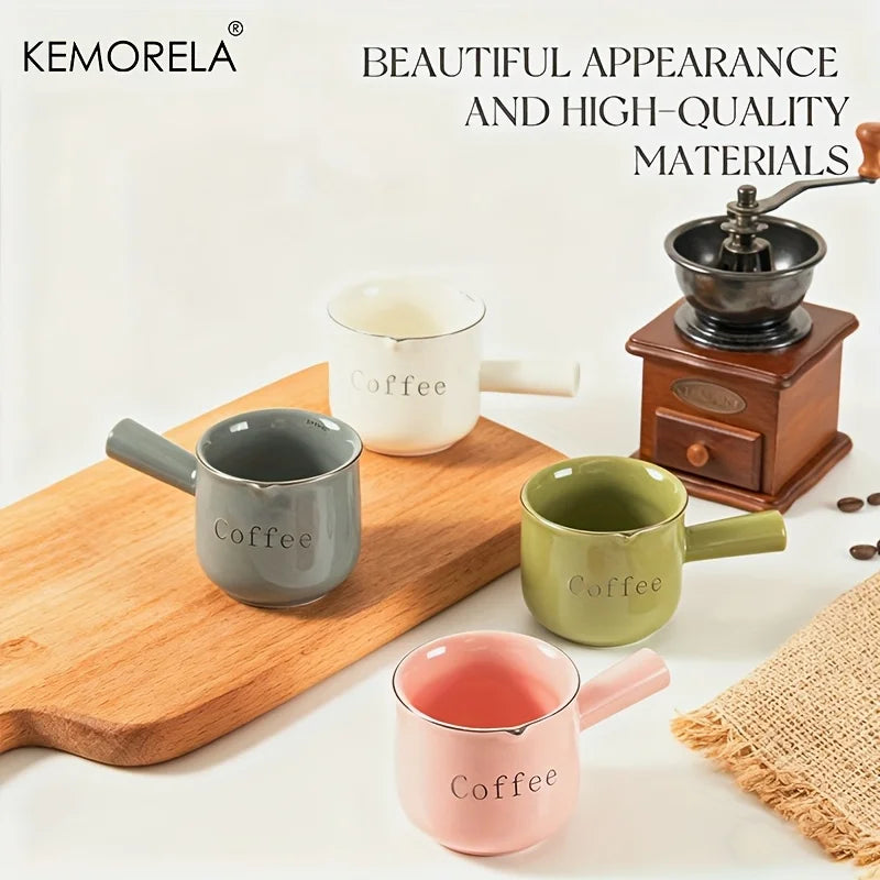 Tasse à mesure en céramique graduée, 90ml Nesty, quatre tasses de couleurs différentes posées sur une planche à découper, moulin à café ancien en fond