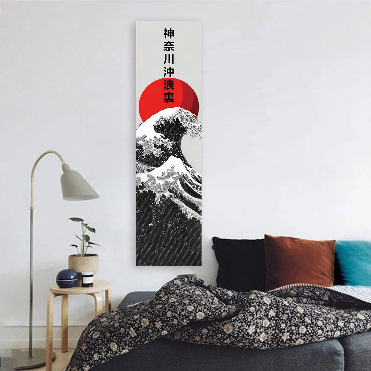 Tapisserie murale vagues japonaises Nesty - Installée près d'un lampadaire dans une chambre